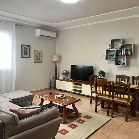 Spacious 2br - Walk To Skanderbeg Square דירה
