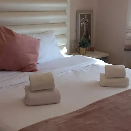 Spacious 2br - Walk To Skanderbeg Square *