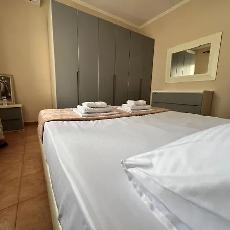 דירה Take 5 - 2br By Kavaja Str, Sleeps 5 Ppl טיראנה