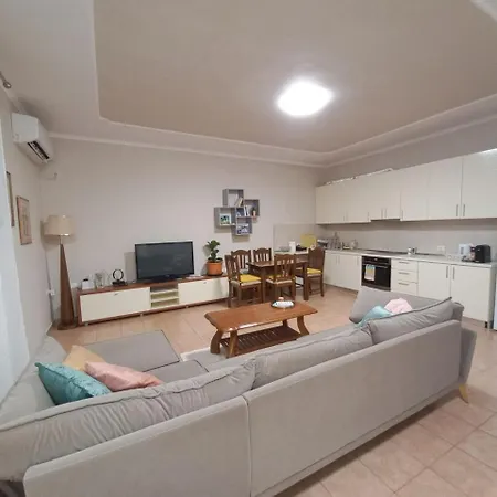 Spacious 2br - Walk To Skanderbeg Square *