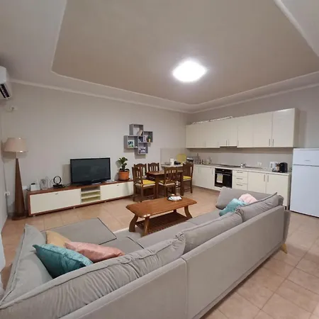 Spacious 2br - Walk To Skanderbeg Square *