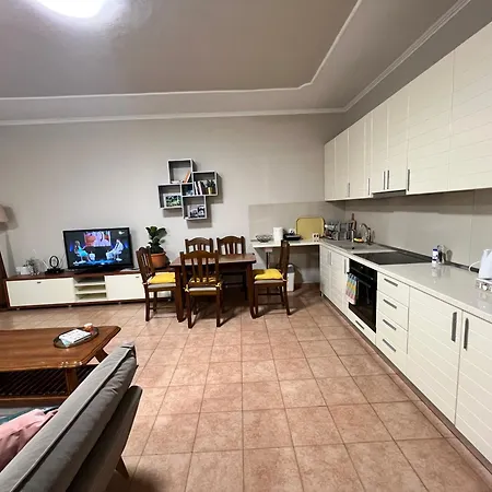 Take 5 - 2br By Kavaja Str, Sleeps 5 Ppl