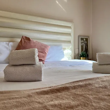 Spacious 2br - Walk To Skanderbeg Square 티라나