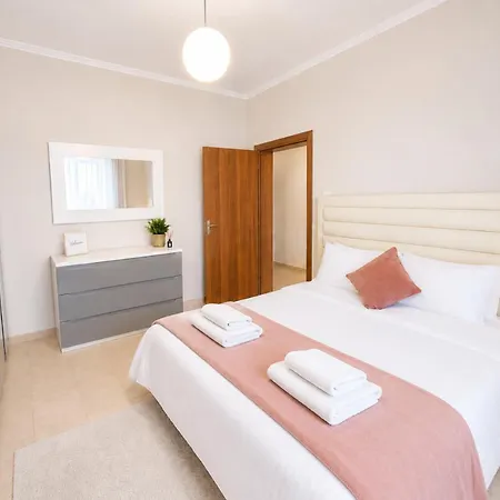 Spacious 2br - Walk To Skanderbeg Square 公寓 *